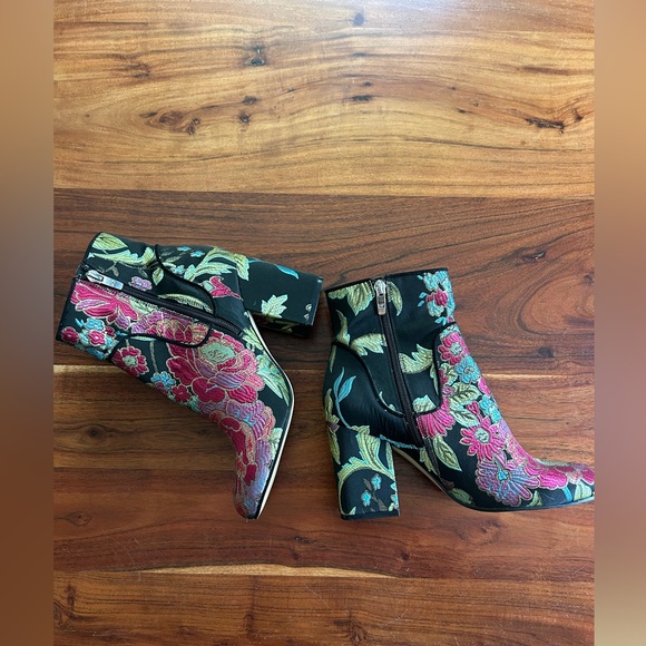 Marc Fisher Jana Women's Multi-Color Floral Embroidered Bootie Ankle Boots - Picture 2 of 13